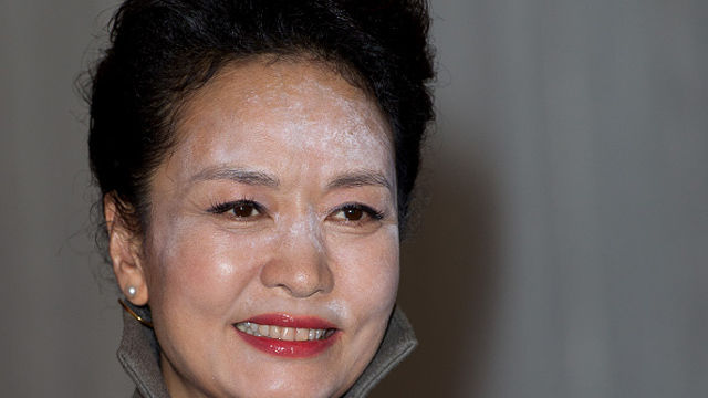 파우더를 묻히고 나타난 펑리위안 여사 (사진=게티이미지)