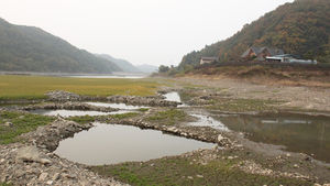[슬라이드 포토] 가뭄에 '맨살' 드러낸 증평 삼기저수지