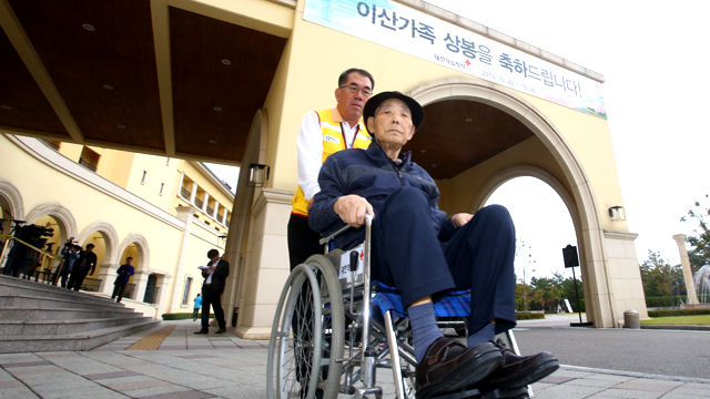 메인이미지  4 : 제20차 이산가족 상봉행사 2회차 상봉자 집결일인 23일 오후 강원도 속초시 한화리조트에서 구상연(98) 할아버지가 휠체어를 타고 이산가족 등록장소인 로비로 향하고 있다.

   구 씨는 65년 전 헤어질 당시 두 딸들에게 '고추를 팔아 예쁜 꽃신을 사주겠다'는 약속을 지키기 위해 꽃신을 들고 금강산으로 향한다.