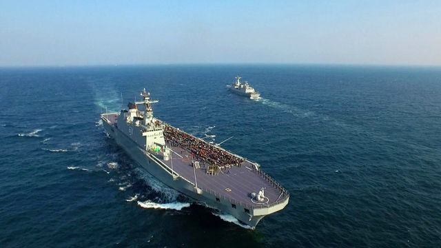 메인이미지  1 : 23일 부산 앞바다에서 광복&middot;해군 창설 70주년을 경축하는 '2015 대한민국 관함식' 본행사가 열리고 있다. 이날 관함식에는 함정 30여 척, 항공기 30여 대가 참가해 해상사열과 훈련시범(함포 및 유도탄 사격, 대잠수함작전, 합동상륙작전)을 선보였다. 