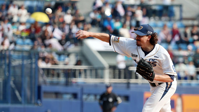 메인이미지  1 : 24일 오후 경남 창원시 마산야구장에서 열린 2015 프로야구 플레이오프 NC와 두산 5차전 경기에서 NC 선발 스튜어트가 역투하고 있다. (창원=연합)