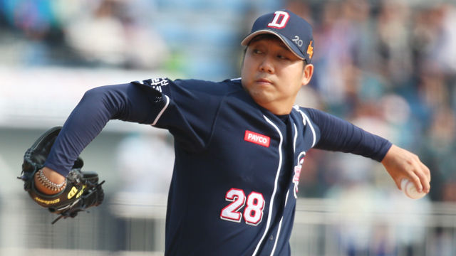 메인이미지  2 : 24일 오후 경남 창원시 마산야구장에서 열린 2015 프로야구 플레이오프 NC와 두산 5차전 경기에서 두산 선발 장원준이 호투하고 있다. (창원=연합)