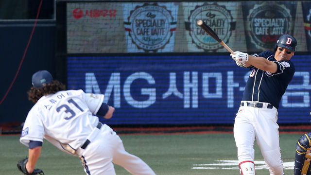 메인이미지  6 : 24일 오후 경남 창원시 마산야구장에서 열린 2015 프로야구 플레이오프 NC와 두산 5차전 경기. 5회 초 무사 만루 때 두산 김현수가 2타점 2루타를 치고 있다. (창원=연합)