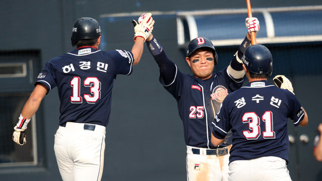 메인이미지  8 : 24일 오후 경남 창원시 마산야구장에서 열린 2015 프로야구 플레이오프 NC와 두산 5차전 경기에서 5회초 역전에 성공한 두산 선수들이 기뻐하고 있다. (창원=연합)