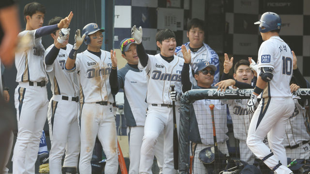 메인이미지  9 : 24일 오후 경남 창원시 마산야구장에서 열린 2015 프로야구 플레이오프 5차전 NC와 두산의 경기. NC 지석훈이 6회말 1루에서 홈런을 친 뒤 더그아웃에서 하이파이브하고 있다. (창원=연합)