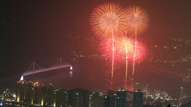 메인이미지  3 : 제11회 부산불꽃축제의 하이라이트인 '부산멀티불꽃쇼'가 24일 부산 수영구 광안리 앞바다에서 '사랑의 시작은 고백입니다'라는 주제로 화려하게 펼쳐졌다. 화려한 불꽃이 광안대교 주변을 수놓고 있다. (부산=연합)