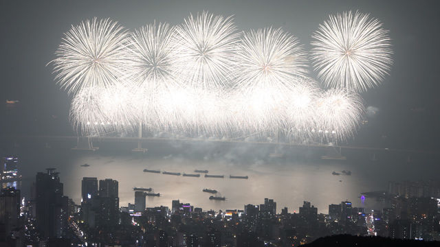 메인이미지  6 : 올해 불꽃축제는 해외팀 초청 불꽃(15분), 쓰시마 친선 불꽃(5분), 부산 불꽃(35분) 등으로 나눠 35분간 8만발의 불꽃 폭죽의 향연이 펼쳐졌다. 특히 한일국교 정상화 50주년을 기념해 부산과 쓰시마(대마도)에서 동시에 진행됐다. 또 불꽃공연이 광안대교 외에 해운대 마린시티, 남구 이기대 앞바다 등 3곳에서 진행돼 볼거리를 더했다. (부산=연합)