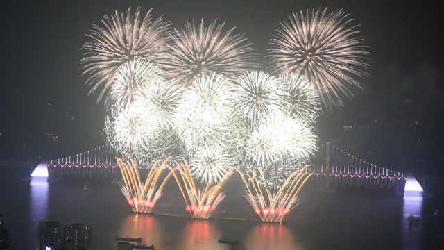 메인이미지  7 : 올해 불꽃축제는 해외팀 초청 불꽃(15분), 쓰시마 친선 불꽃(5분), 부산 불꽃(35분) 등으로 나눠 35분간 8만발의 불꽃 폭죽의 향연이 펼쳐졌다. 특히 한일국교 정상화 50주년을 기념해 부산과 쓰시마(대마도)에서 동시에 진행됐다. 또 불꽃공연이 광안대교 외에 해운대 마린시티, 남구 이기대 앞바다 등 3곳에서 진행돼 볼거리를 더했다. (부산=연합)