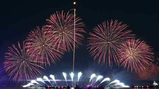 메인이미지  11 : 24일 제11회 부산불꽃축제가 열린 부산 광안리 해수욕장 앞 해상에 불꽃 장관이 연출되고 있다. (부산=연합)