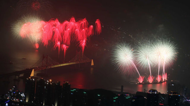 메인이미지  12 : 제11회 부산불꽃축제의 하이라이트인 '부산멀티불꽃쇼'가 24일 부산 수영구 광안리 앞바다에서 '사랑의 시작은 고백입니다'라는 주제로 화려하게 펼쳐졌다. 8만5천발의 화려한 불꽃이 광안대교 주변을 수놓고 있다. (부산=연합)