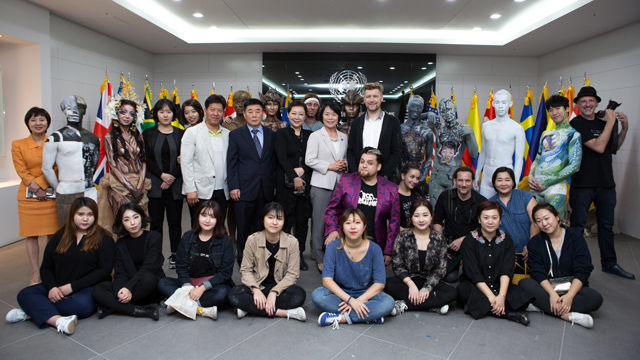 메인이미지  7 : 23일 부산유엔평화기념관에서 유엔 창설 70주년을 기념한 'PEACE 바디페인팅 퍼포먼스'를 (사)한국분장예술인협회와 월드바디페인팅협회가 함께 진행했다. 이날 행사 참가자들이 기념촬영을 하고 있다. (사단법인 한국분장예술인협회 제공)