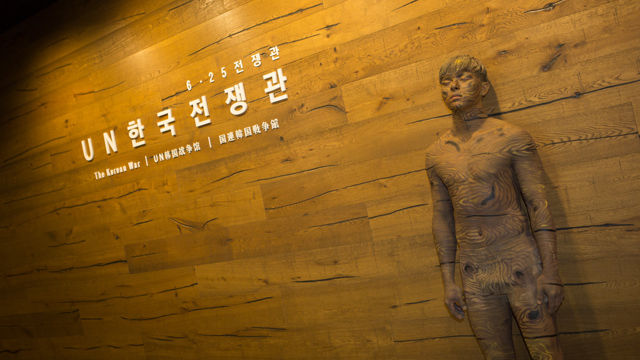 메인이미지  1 : 23일 부산유엔평화기념관에서 유엔 창설 70주년을 기념한 'PEACE 바디페인팅 퍼포먼스'를 (사)한국분장예술인협회와 월드바디페인팅협회가 함께 진행했다. 사진은 이탈리아 아티스트 요하네스 스토터의 위장바디페인팅. (사단법인 한국분장예술인협회 제공)