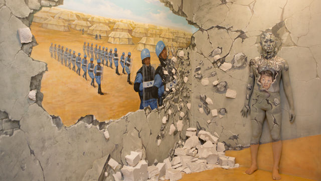 메인이미지  4 : 23일 부산유엔평화기념관에서 유엔 창설 70주년을 기념한 'PEACE 바디페인팅 퍼포먼스'를 (사)한국분장예술인협회와 월드바디페인팅협회가 함께 진행했다. 사진은 이탈리아 아티스트 요하네스 스토터의 위장바디페인팅. (사단법인 한국분장예술인협회 제공)