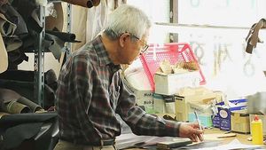[취재파일플러스] 한 손 구두장이가 만드는 '특별한 신발'
