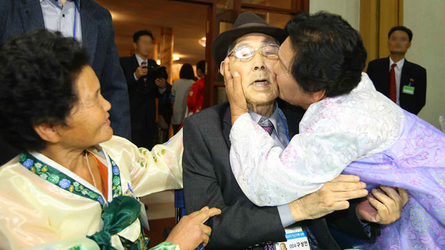 메인이미지  6 : 제20차 이산가족 상봉행사 2회차 마지막인 26일 오전 금강산호텔에서 열린 작별상봉에서 북측에서 온 구송옥(71)씨가 남측에서 온 아버지 구상연(98)할아버지의 볼에 뽀뽀를 하고 있다. 왼쪽은 동생 선옥(68)씨.