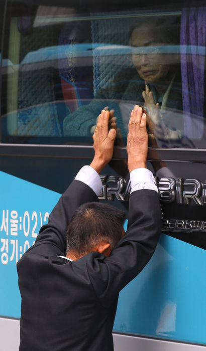 메인이미지  2 : 제20차 이산가족 상봉행사 2회차 마지막인 26일 오전 금강산호텔에서 열린 작별상봉이 끝난 뒤 북측 가족이 버스에 탑승한 남측 가족들과 작별인사를 하며 오열하고 있다.