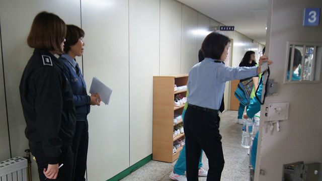 메인이미지  2 : 기자(왼쪽)가 지난 26일 청주여자교도소에서 교도관 체험을 하고 있다. (사진=법무부 교정본부 제공)