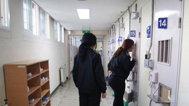 메인이미지  1 : 지난 26일 청주여자교도소에서 교도관들이 사동을 점검하고 있다. (사진=법무부 교정본부 제공)