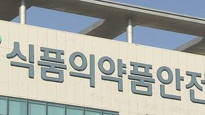 "수영이나 목욕할 때는 콘택트렌즈 끼지 마세요"