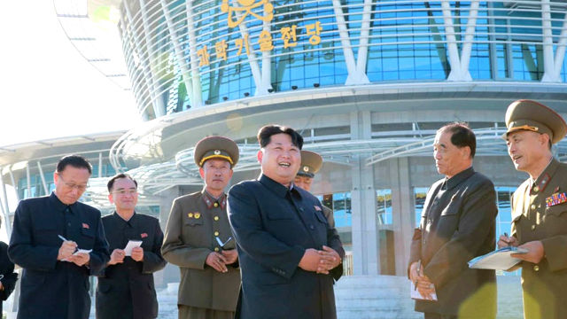 메인이미지  1 : 집권 이후 '과학기술강국'을 강조해온 김정은 북한 국방위원회 제1위원장이 최근 완공된 과학기술전당을 둘러보고 만족감을 표시했다고 노동신문이 28일 전했다.