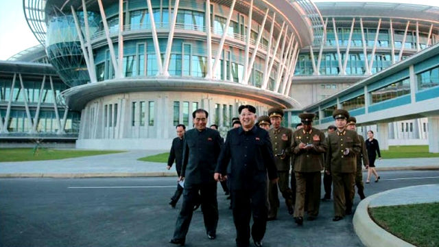 메인이미지  3 : 집권 이후 '과학기술강국'을 강조해온 김정은 북한 국방위원회 제1위원장이 최근 완공된 과학기술전당을 둘러보고 만족감을 표시했다고 노동신문이 28일 전했다. 