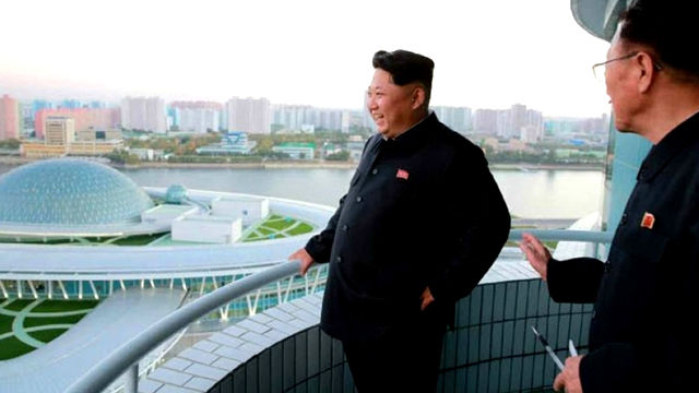 메인이미지  2 : 집권 이후 '과학기술강국'을 강조해온 김정은 북한 국방위원회 제1위원장이 최근 완공된 과학기술전당을 둘러보고 만족감을 표시했다고 노동신문이 28일 전했다. 