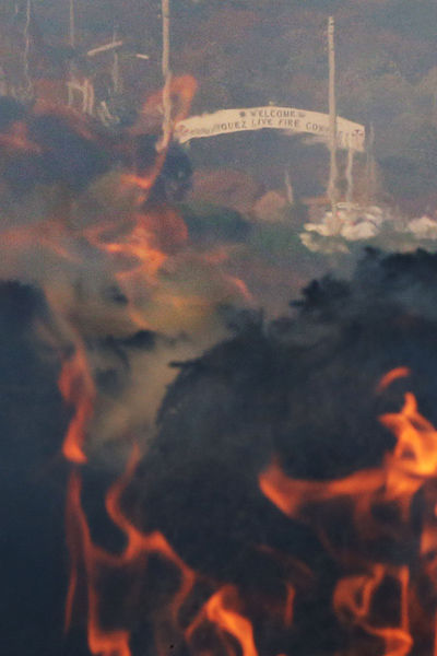 메인이미지  10 : 28일 경기도 포천시 영중면 로드리게스 훈련장(영평사격장) 앞에서 '포천시 사격장 등 군 관련시설 범시민 대책위원회'가 볏짚을 태워 봉화 시위를 벌이고 있다. 범대위는 영평사격장 야간사격 중지와 안전대책 마련을 촉구했다. (포천=연합)