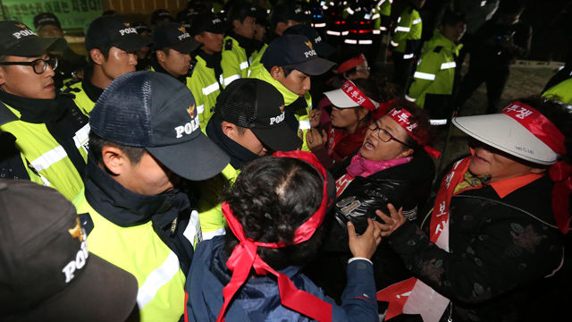 메인이미지  7 : 28일 오후 경기도 포천시 영중면 로드리게스 훈련장(영평사격장) 앞에서 '포천시 사격장 등 군 관련시설 범시민 대책위원회' 관계자들이 촛불집회를 마친 뒤 훈련장 진입을 시도 하고 있다. 이날 범대위는 집회를 열고 영평사격장 야간사격 중지와 안전대책 마련을 촉구했다. (포천=연합)