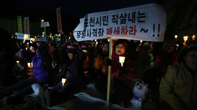 메인이미지  6 : 28일 오후 경기도 포천시 영중면 로드리게스 훈련장(영평사격장) 앞에서 '포천시 사격장 등 군 관련시설 범시민 대책위원회'와 포천시민들이 촛불집회를 열고 구호를 외치고 있다. 이날 범대위는 집회를 열고 영평사격장 야간사격 중지와 안전대책 마련을 촉구했다. (포천=연합)