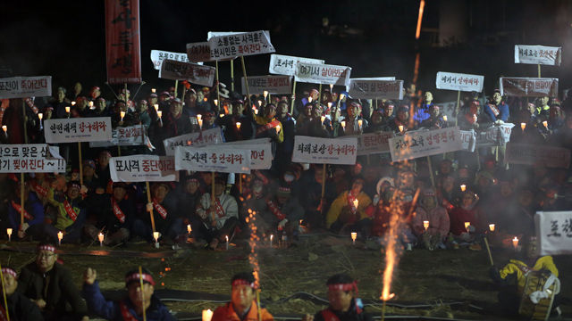 메인이미지  3 : 28일 오후 경기도 포천시 영중면 로드리게스 훈련장(영평사격장) 앞에서 열린 '포천시 사격장 등 군 관련시설 범시민 대책위원회' 촛불집회에서 시민들이 구호를 외치고 있다. 이날 범대위는 집회를 열고 영평사격장 야간사격 중지와 안전대책 마련을 촉구했다. (포천=연합)
