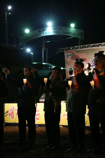 메인이미지  2 : 28일 오후 경기도 포천시 영중면 로드리게스 훈련장(영평사격장) 앞에서 '포천시 사격장 등 군 관련시설 범시민 대책위원회' 관계자들이 촛불집회를 열고 구호를 외치고 있다. 이날 범대위는 집회를 열고 영평사격장 야간사격 중지와 안전대책 마련을 촉구했다. (포천=연합)