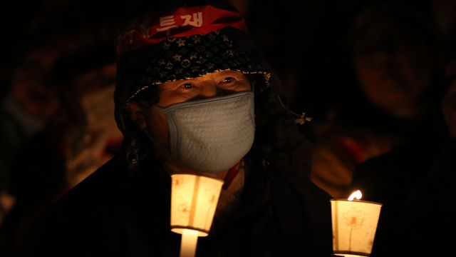 메인이미지  1 : 28일 오후 경기도 포천시 영중면 로드리게스 훈련장(영평사격장) 앞에서 열린 '포천시 사격장 등 군 관련시설 범시민 대책위원회' 촛불집회에서 시민들이 촛불을 들고 있다. 이날 범대위는 집회를 열고 영평사격장 야간사격 중지와 안전대책 마련을 촉구했다. (포천=연합)