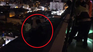 [현장 포토] 11층 빌라 옥상 앞에서 수갑으로 막은 자살기도