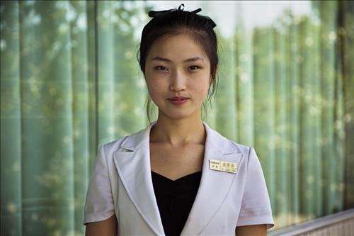 메인이미지  5 : 루마니아 사진작가 미하엘라 노로크가 평양에서 촬영한 일반 여성 (사진커뮤니티 '보어드판다' 캡처)
