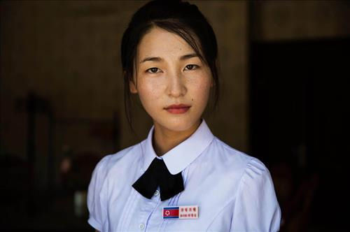 메인이미지  4 : 루마니아 사진작가 미하엘라 노로크가 평양에서 촬영한 일반 여성 (사진커뮤니티 '보어드판다' 캡처)
