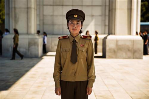 메인이미지  3 : 루마니아 사진작가 미하엘라 노로크가 평양에서 촬영한 일반 여성 (사진커뮤니티 '보어드판다' 캡처)