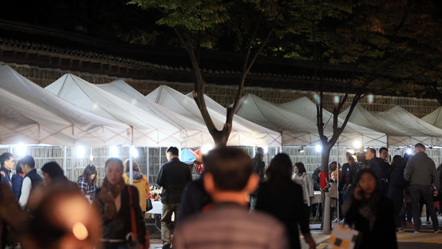 메인이미지  1 : 29일 오후 서울 중구 정동 덕수궁길 일대에서 정동 야행(貞洞 夜行) 축제가 열리고 있다.

   31일까지 계속되는 이번 축제에서는 정동 일대의 덕수궁, 성공회서울주교좌성당 및 수녀원, 박물관 및 미술관 등 27곳 기관이 참여해 밤 10시까지 개방 행사를 갖는다. 덕수궁 돌담길에서는 한지체험 축제와 함께 버스킹 공연 등이 펼쳐진다.