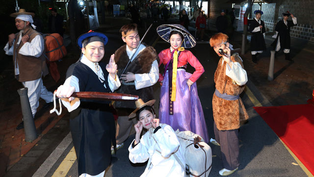 메인이미지  6 : 29일 오후 서울 중구 정동 덕수궁길 일대에서 정동 야행(貞洞 夜行) 축제가 열리고 있다.

   31일까지 계속되는 이번 축제에서는 정동 일대의 덕수궁, 성공회서울주교좌성당 및 수녀원, 박물관 및 미술관 등 27곳 기관이 참여해 밤 10시까지 개방 행사를 갖는다. 덕수궁 돌담길에서는 한지체험 축제와 함께 버스킹 공연 등이 펼쳐진다.