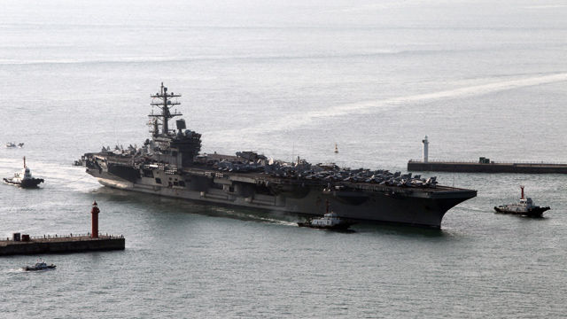 메인이미지  1 :  미국의 핵추진 항공모함인 로널드 레이건호(CVN-76&middot;10만4천200t급)가 30일 오전 부산항에 입항하고 있다. (부산=연합뉴스)