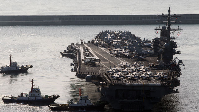 메인이미지  2 :  미국의 핵추진 항공모함인 로널드 레이건호(CVN-76&middot;10만4천200t급)가 30일 오전 부산항에 입항하고 있다. (부산=연합뉴스)