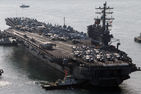 섬네일이미지  3: 미국의 핵추진 항공모함인 로널드 레이건호(CVN-76&middot;10만4천200t급)가 30일 오전 부산항에 입항하고 있다. (부산=연합뉴스)