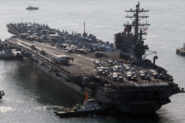 메인이미지  3 :  미국의 핵추진 항공모함인 로널드 레이건호(CVN-76&middot;10만4천200t급)가 30일 오전 부산항에 입항하고 있다. (부산=연합뉴스)