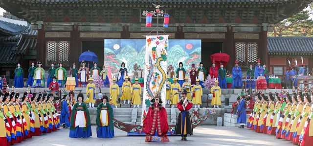 메인이미지  1 : 30일 서울 종로구 창경궁 명정전에서 문화체육관광부(장관 김종덕)와 문화재청(청장 나선화)이 주최하고 국립국악(원장 김해숙)이 주관하는 '전통예술 고궁공연 궁중연례악 <왕조의 꿈, 태평서곡>' 행사에서 혜경궁 홍씨 회갑연을 재현되고 있다. (서울=연합)