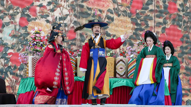 메인이미지  2 : 배우 이민우(가운데)가 30일 서울 종로구 창경궁 명정전에서 문화체육관광부(장관 김종덕)와 문화재청(청장 나선화)이 주최하고 국립국악(원장 김해숙)이 주관하는 '전통예술 고궁공연 궁중연례악 <왕조의 꿈, 태평서곡>' 행사에서 정조 역을 맡아 연기를 펼치고 있다. (서울=연합)