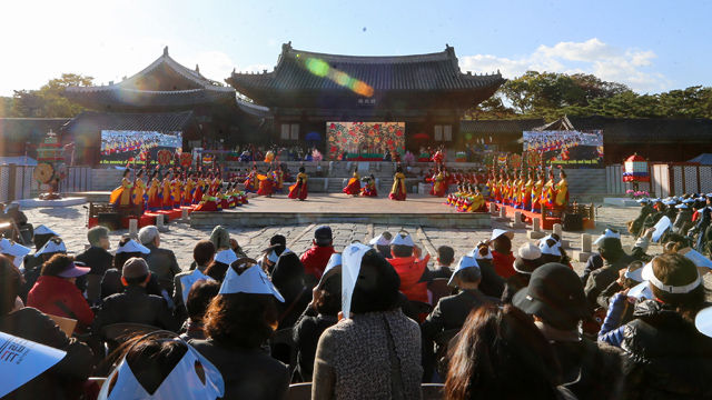 메인이미지  9 : 30일 서울 종로구 창경궁 명정전에서 문화체육관광부(장관 김종덕)와 문화재청(청장 나선화)이 주최하고 국립국악(원장 김해숙)이 주관하는 '전통예술 고궁공연 궁중연례악 <왕조의 꿈, 태평서곡>' 행사가 많은 관람객이 자리한 가운데 펼쳐지고 있다. (서울=연합)