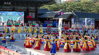 섬네일이미지  5:30일 서울 종로구 창경궁 명정전에서 문화체육관광부(장관 김종덕)와 문화재청(청장 나선화)이 주최하고 국립국악원(원장 김해숙)이 주관하는 '전통예술 고궁공연 궁중연례악 <왕조의 꿈, 태평서곡>' 행사에서 혜경궁 홍씨 회갑연이 재현되고 있다. (서울=연합)