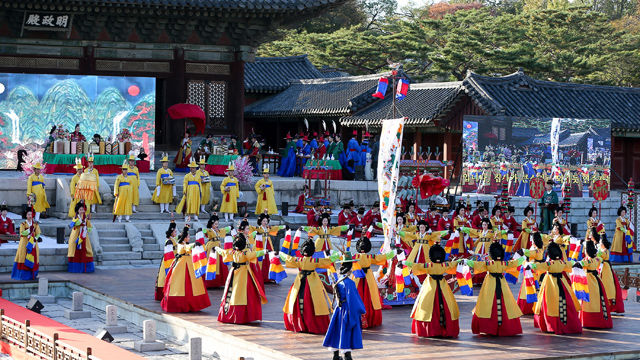 메인이미지  5 : 30일 서울 종로구 창경궁 명정전에서 문화체육관광부(장관 김종덕)와 문화재청(청장 나선화)이 주최하고 국립국악원(원장 김해숙)이 주관하는 '전통예술 고궁공연 궁중연례악 <왕조의 꿈, 태평서곡>' 행사에서 혜경궁 홍씨 회갑연이 재현되고 있다. (서울=연합)