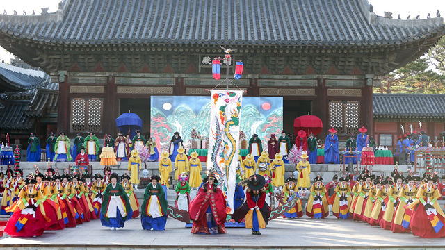 메인이미지  8 : 30일 서울 종로구 창경궁 명정전에서 문화체육관광부(장관 김종덕)와 문화재청(청장 나선화)이 주최하고 국립국악원(원장 김해숙)이 주관하는 '전통예술 고궁공연 궁중연례악 <왕조의 꿈, 태평서곡>' 행사에서 출연 배우와 무용수들이 관객들에게 인사하고 있다. (서울=연합)