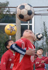 섬네일이미지  3:30일 평양시 평천구역 새마을소학교에서 어린이들이 연령별 특성에 맞는 축구교육을 받고 있다. 