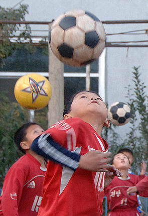 메인이미지  3 : 30일 평양시 평천구역 새마을소학교에서 어린이들이 연령별 특성에 맞는 축구교육을 받고 있다. 